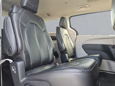 Used 2023 Chrysler Pacifica Touring-L image 31