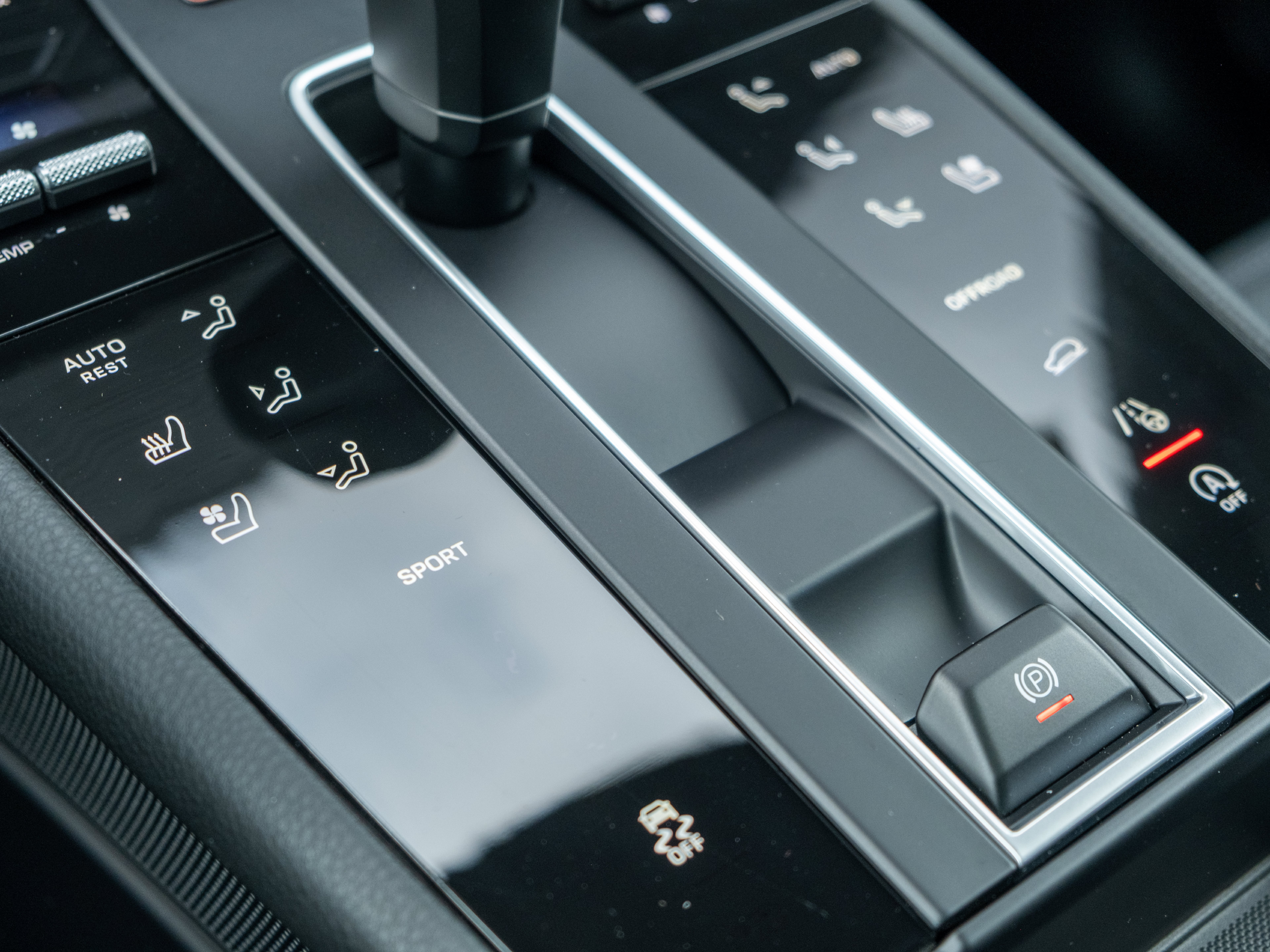 Certified 2026 Porsche Macan AWD/4WD image 32