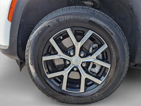 Used 2024 Jeep Grand Cherokee L Limited RWD image 9