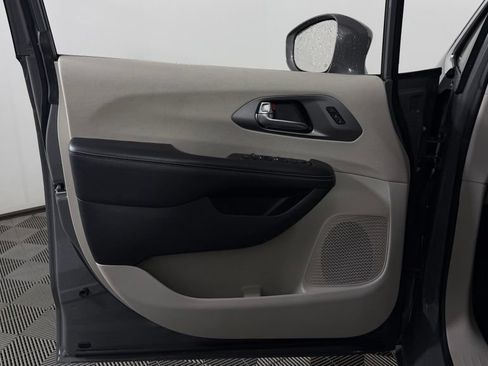 Used 2022 Chrysler Pacifica Touring-L FWD image 14