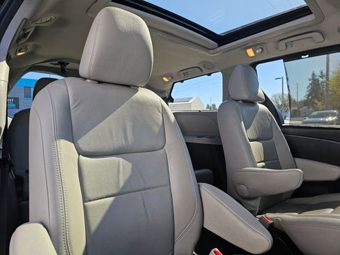 Used 2017 Toyota Sienna Limited Premium AWD/4WD image 12
