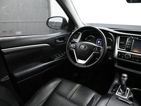Used 2018 Toyota Highlander SE FWD image 22