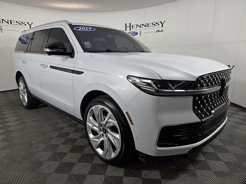 Certified 2025 Lincoln Navigator Black Label AWD/4WD image 4