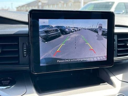 Used 2022 Ford Explorer XLT image 2