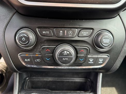 Used 2019 Jeep Cherokee Trailhawk AWD/4WD image 31