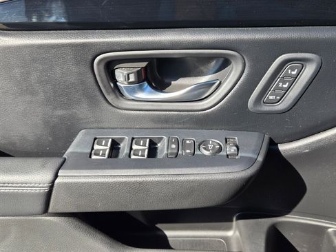 Used 2025 Honda Pilot EX-L image 11