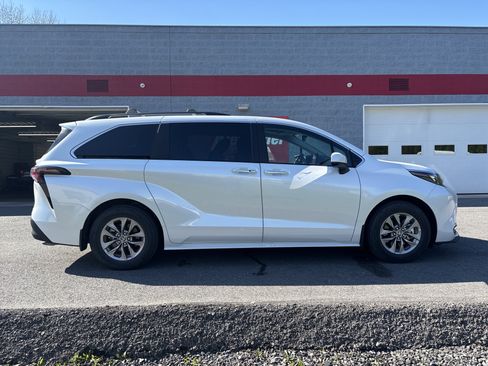 Used 2025 Toyota Sienna XLE image 2