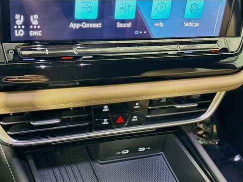 Used 2025 Volkswagen Atlas Cross Sport SE FWD image 16