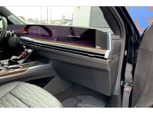 Used 2025 Cadillac Escalade Sport Platinum w/ LPO, ONYX Package AWD/4WD image 18