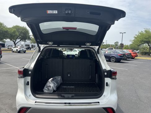 New 2026 Toyota Highlander Platinum AWD/4WD image 33