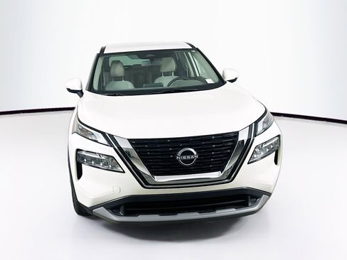 Used 2023 Nissan Rogue SV image 2