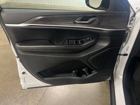 Used 2023 Jeep Grand Cherokee Limited AWD/4WD image 15