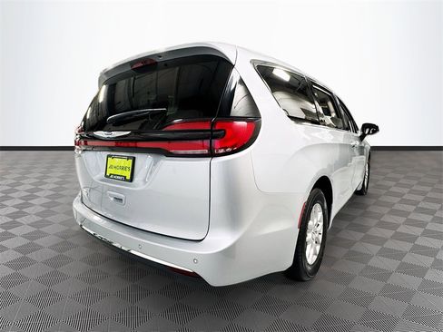Used 2024 Chrysler Pacifica Touring-L image 4