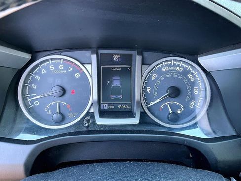 Used 2017 Toyota Tacoma SR5 AWD/4WD image 25