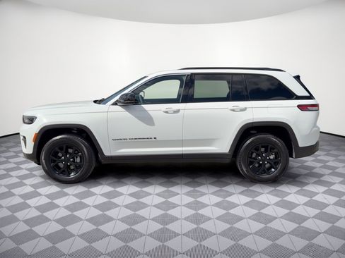 Used 2025 Jeep Grand Cherokee Altitude AWD/4WD image 2