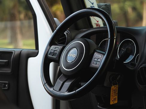 Used 2018 Jeep Wrangler Unlimited Sport S image 32