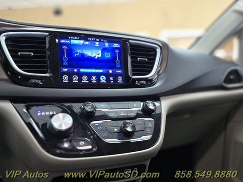Used 2017 Chrysler Pacifica Touring FWD image 19