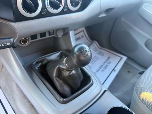 Used 2011 Toyota Tacoma 4x4 Access Cab V6 w/ Convenience Pkg image 9