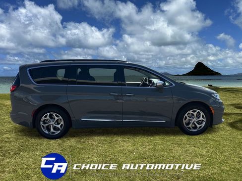 Used 2022 Chrysler Pacifica Limited image 9
