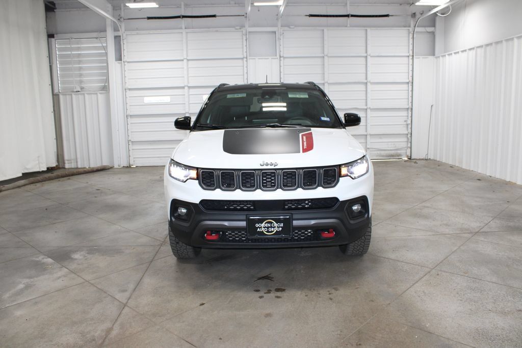 Used 2025 Jeep Compass Trailhawk AWD/4WD image 3