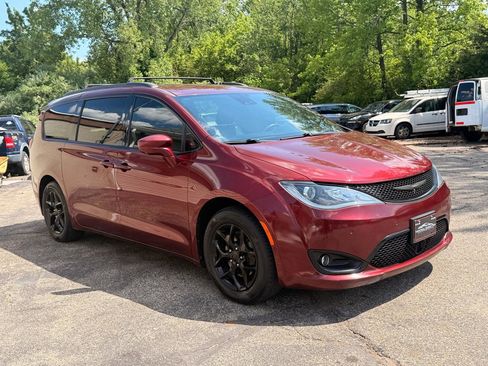 Used 2018 Chrysler Pacifica Touring-L w/ Advanced Safetytec Group FWD image 10