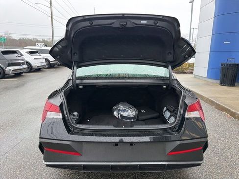 Used 2025 Hyundai Elantra SE image 33