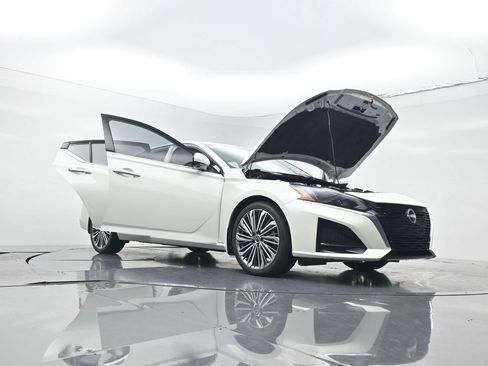 Used 2024 Nissan Altima 2.5 SL FWD image 29