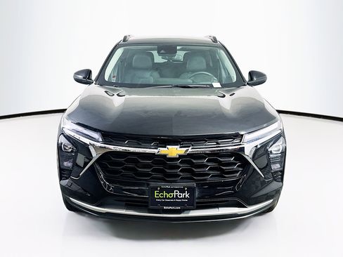 Used 2025 Chevrolet Trax LT w/ LT Convenience Package image 2