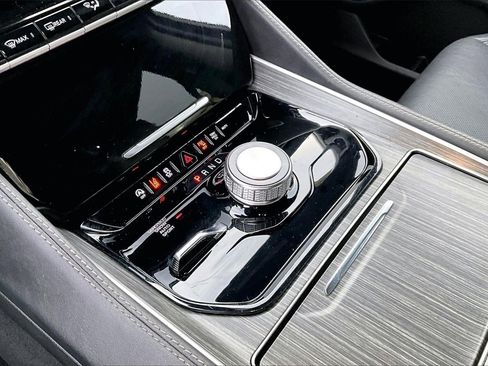 Certified 2024 Jeep Wagoneer L Series II w/ Flexible Seating Group image 30