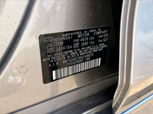 Used 2025 Genesis G70 2.5T image 34