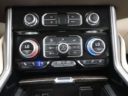 Used 2022 GMC Yukon XL Denali AWD/4WD image 8