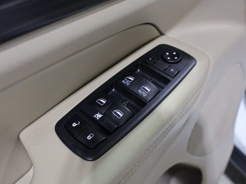 Used 2020 Jeep Grand Cherokee Laredo AWD/4WD image 14