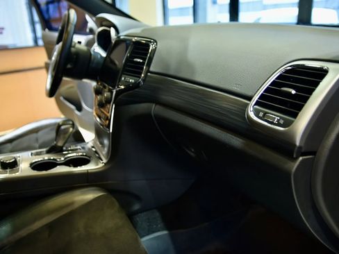 Used 2022 Jeep Grand Cherokee Laredo X image 25