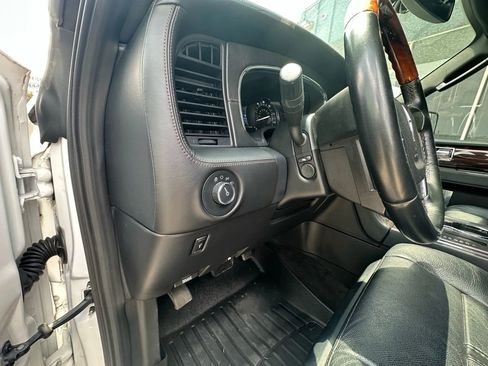 Used 2016 Lincoln Navigator Reserve image 13
