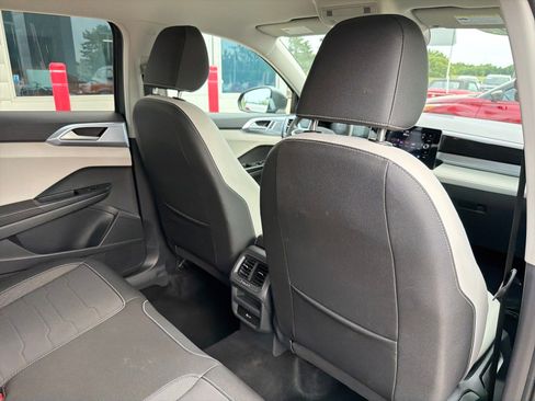 Used 2025 Volkswagen Taos SE AWD/4WD image 28