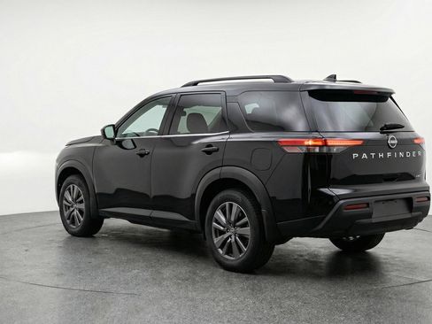 Used 2025 Nissan Pathfinder SV image 6