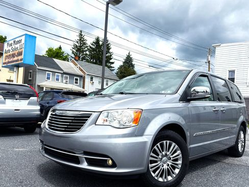 Used 2013 Chrysler Town & Country Touring-L w/ Driver Convenience Group FWD image 1