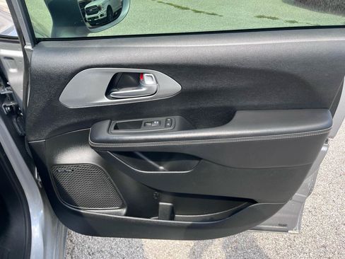 Used 2018 Chrysler Pacifica Touring-L Plus FWD image 26