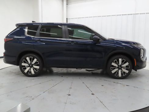 New 2026 Mitsubishi Outlander SE FWD image 2