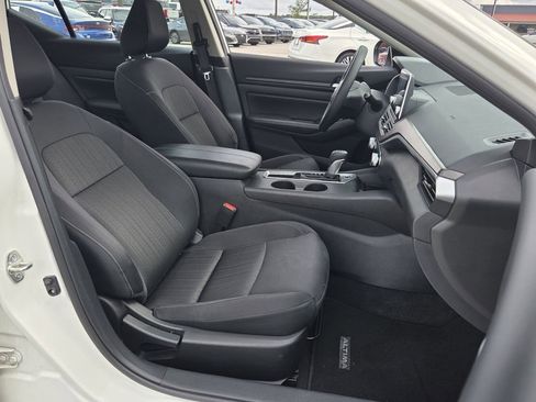 Used 2025 Nissan Altima 2.5 SV FWD image 18