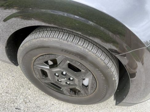 Used 2025 Kia Carnival FWD image 4