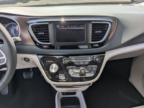 Used 2023 Chrysler Voyager LX FWD image 17