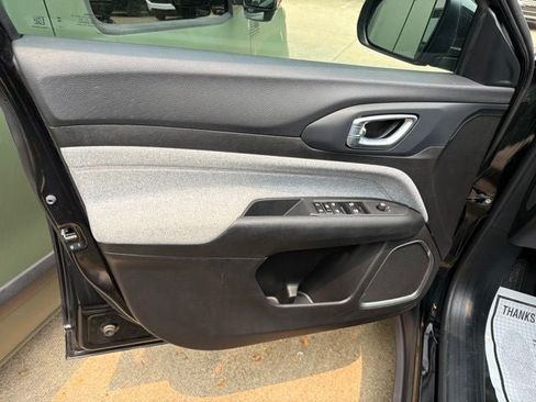 Used 2023 Jeep Compass Latitude AWD/4WD image 8