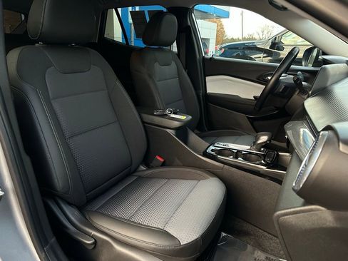 Used 2024 Chevrolet Trax LT w/ LT Convenience Package image 18
