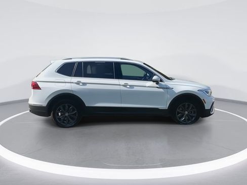Certified 2022 Volkswagen Tiguan SE w/ Panoramic Sunroof Package image 9