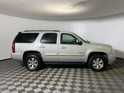 Used 2007 GMC Yukon SLT w/ SLT Preferred Equipment Group image 4