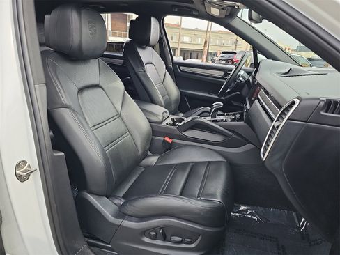 Used 2022 Porsche Cayenne Platinum Edition image 10