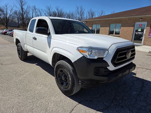 Used 2021 Toyota Tacoma SR image 3