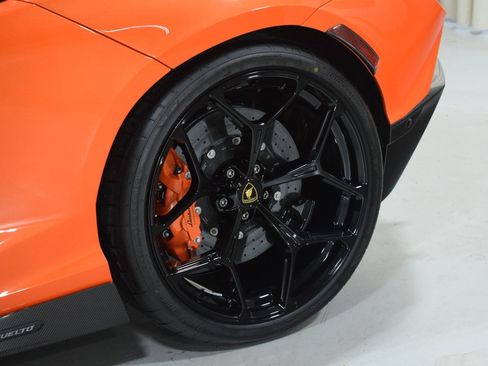 Used 2025 Lamborghini Revuelto image 7
