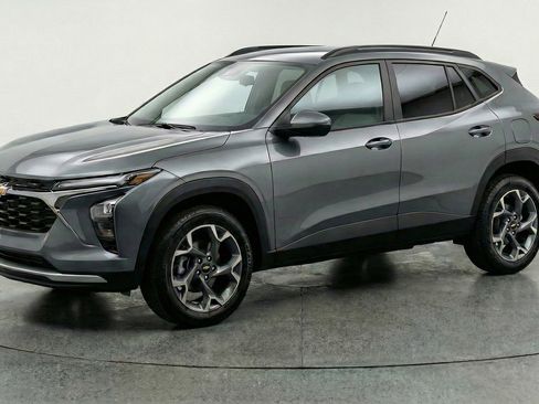 Used 2025 Chevrolet Trax LT FWD image 3
